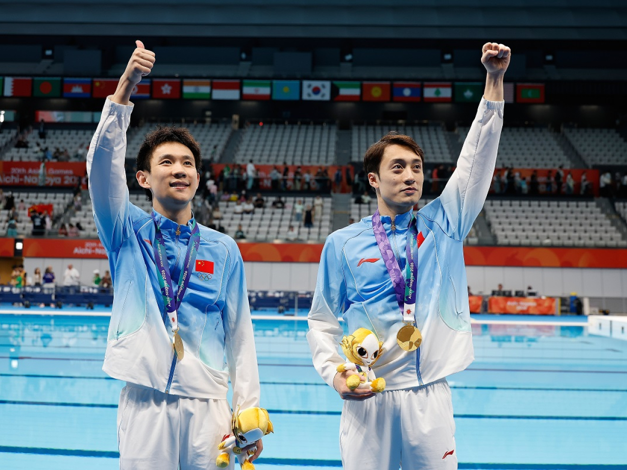 亞運跳水男子雙人10米高台項目，國家隊的楊昊(左)和練俊傑成功衛冕。（新華社）