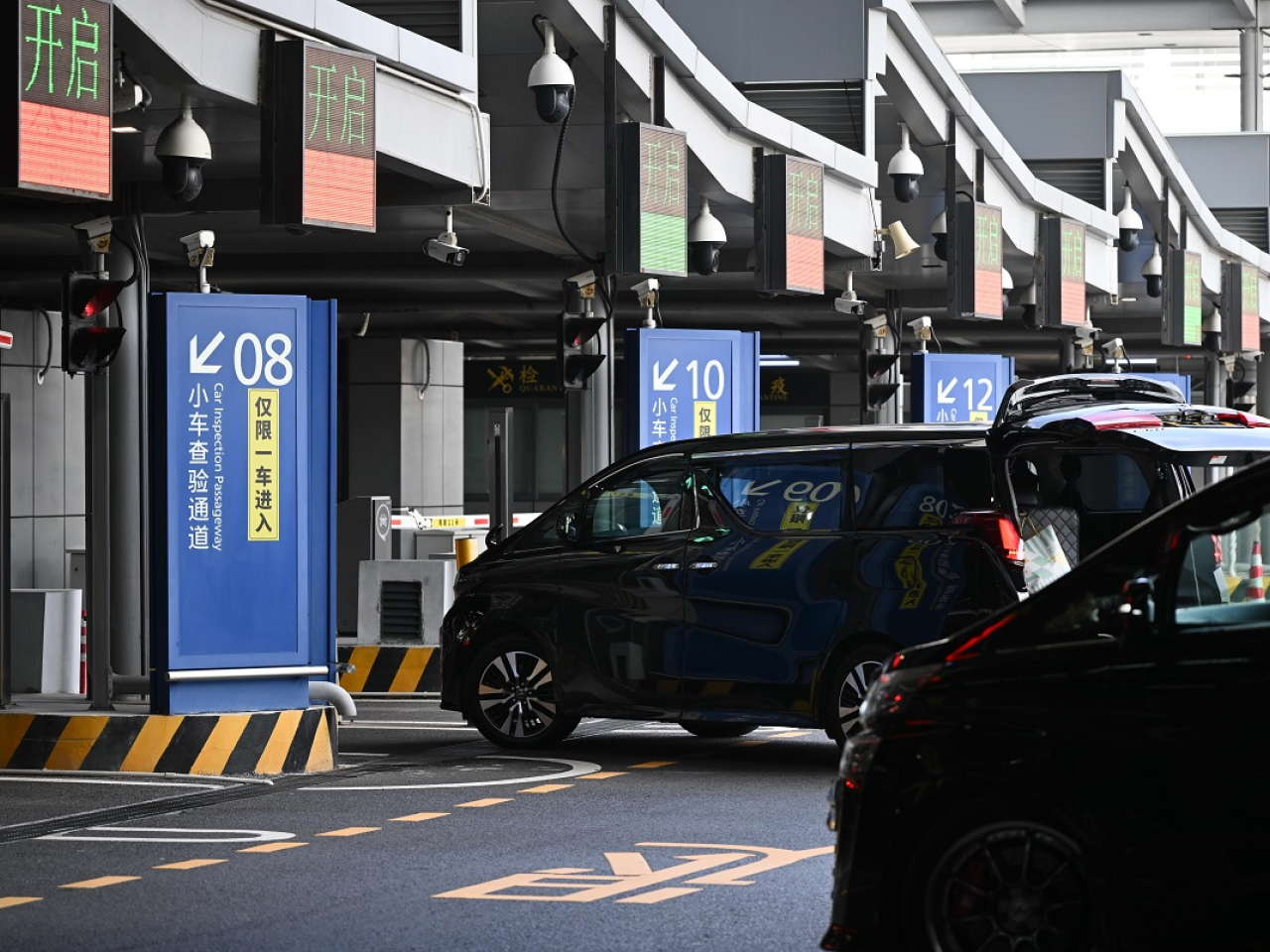 運輸署表示，港珠澳大橋珠海口岸往香港方向的車輛通關廣場現時非常繁忙。（新華社資料圖片）