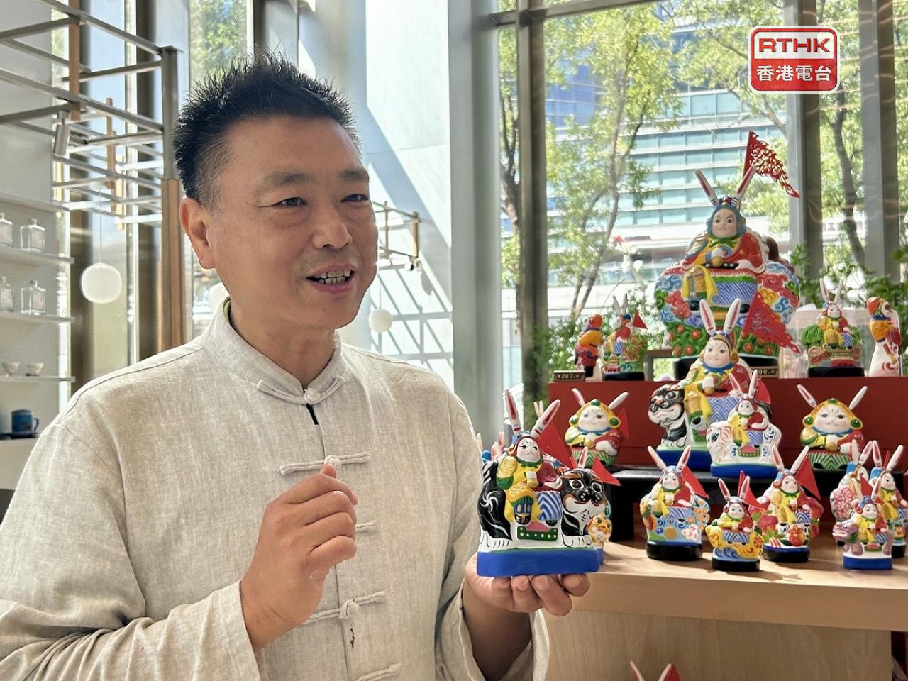 北京彩塑代表性傳承人張忠強說，會因應隨時代及場合需要，度身訂造不同主題的新型兔爺。（鄧穎琳攝）
