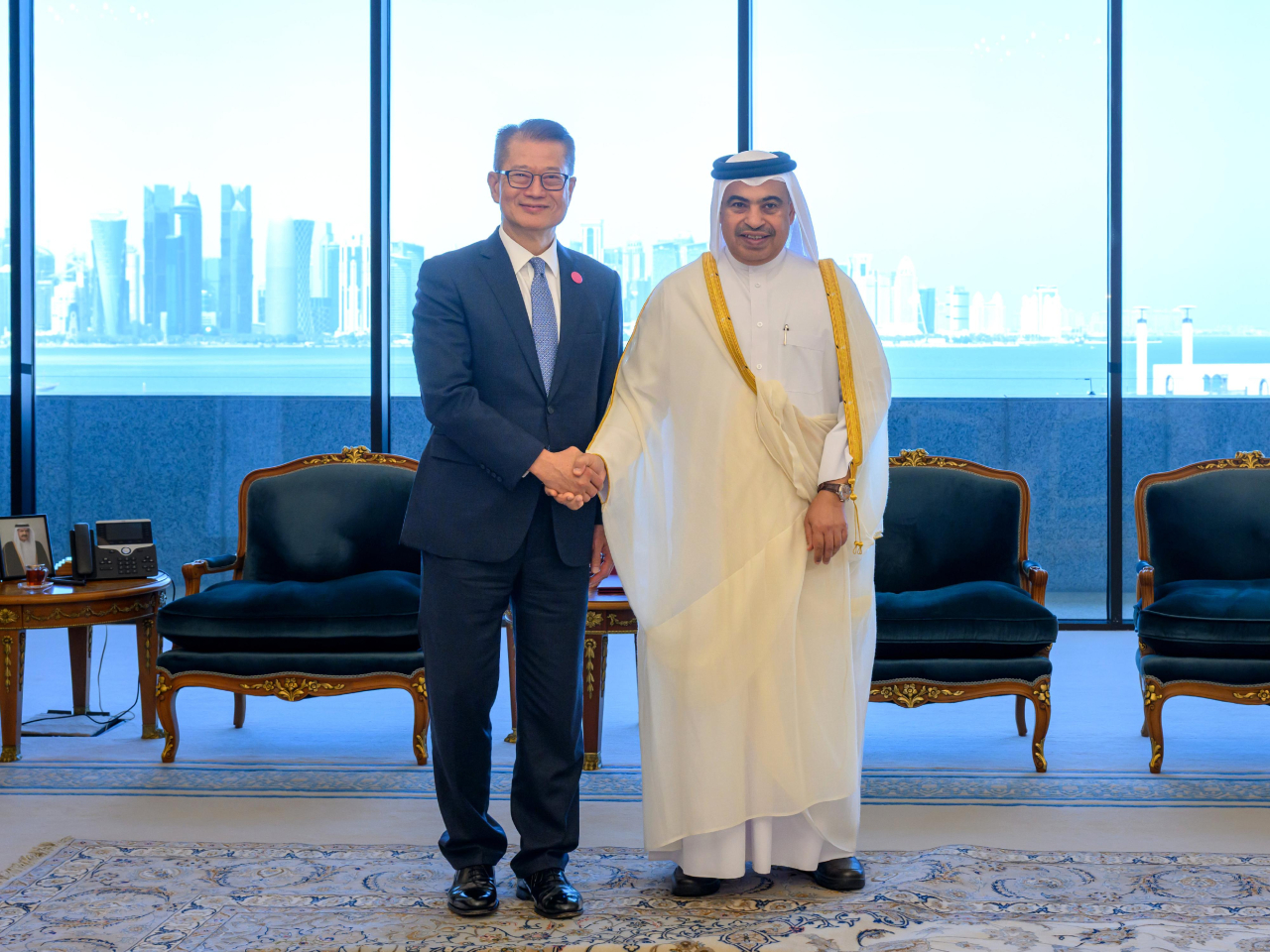 陳茂波與卡塔爾財政大臣H.E. Ali bin Ahmed Al Kuwari（右）會面。（政府新聞處）