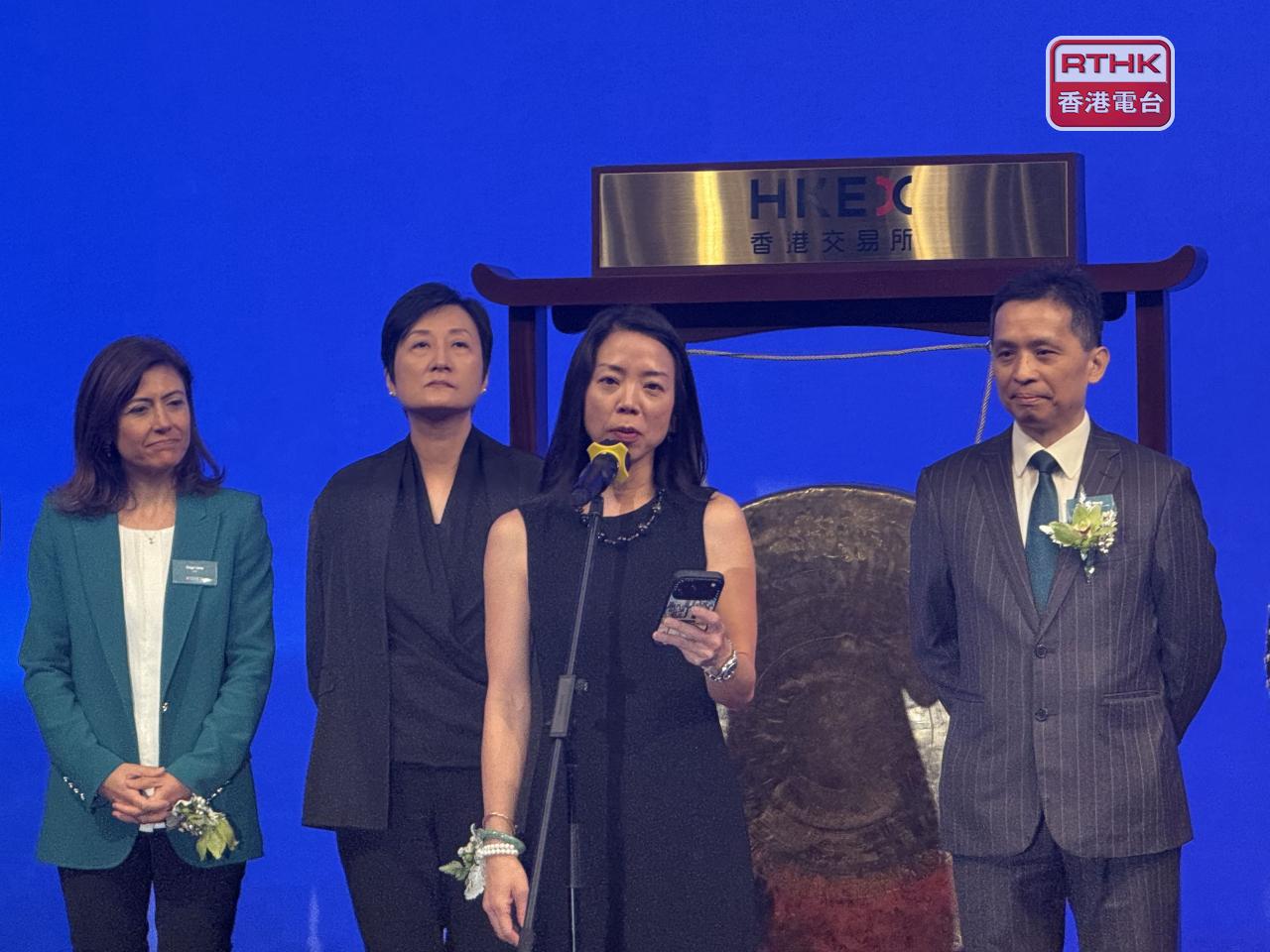 恒生林慧虹（右2）表示，越來越多領先的內地AI企業選擇來港上市，認為推出AI相關ETF正合其時。（趙嘉駿攝）