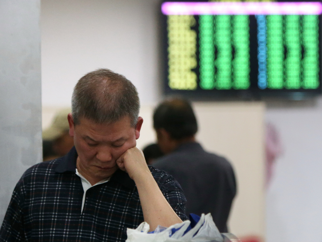 內地股市下跌，上證指數低收1.67%，深證成指及創指分別跌3.44%及4.53%。（新華社資料圖片）