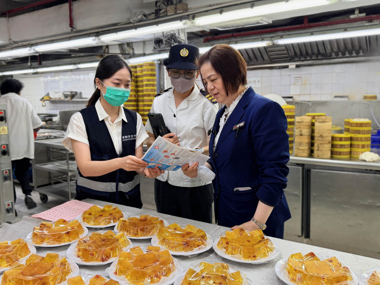 食環署主動採取預防措施，並根據旅監局提供的資料，巡查全港多區為旅行團提供服務的食物業處所。（政府新聞處）