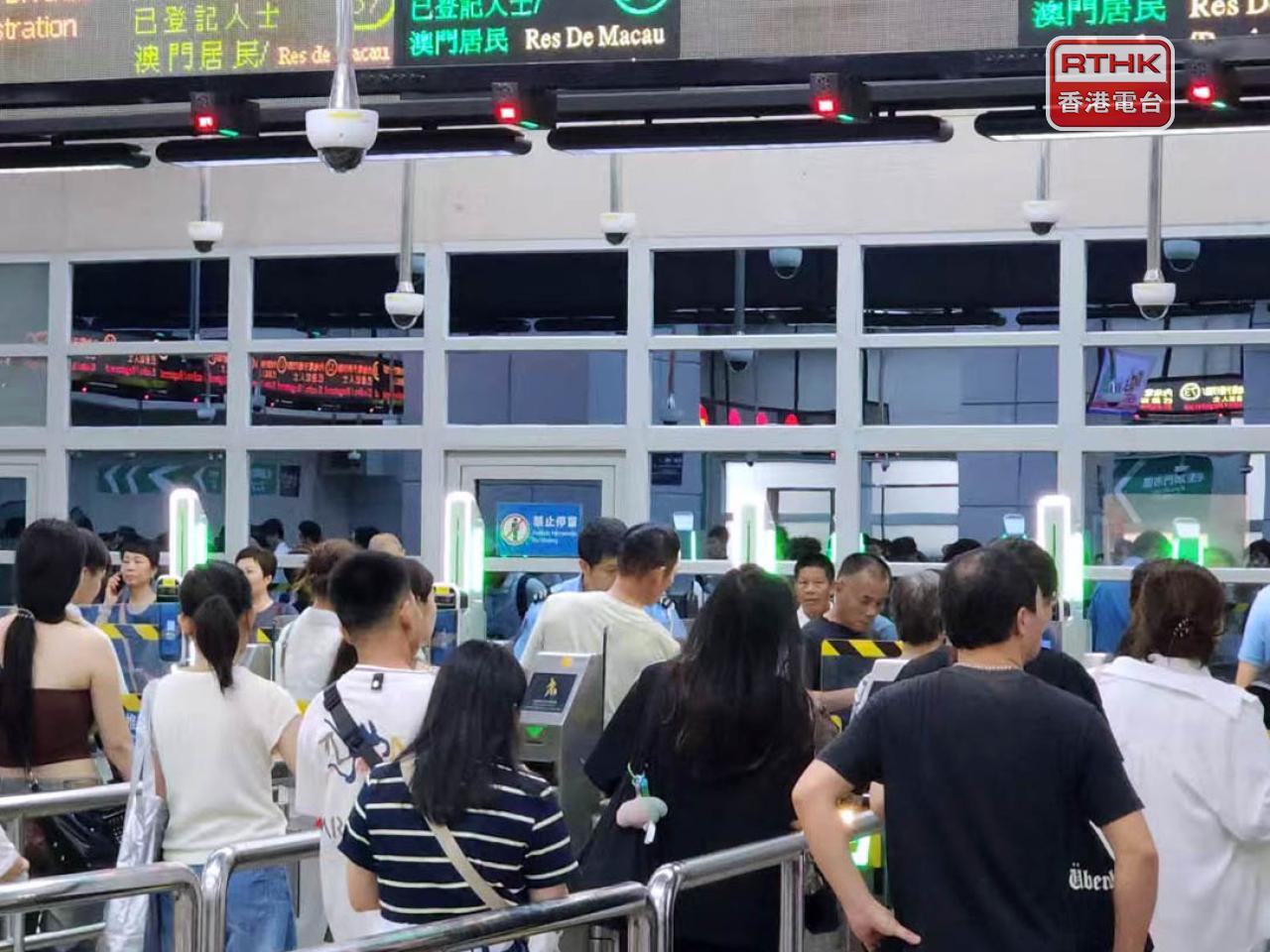 澳門警方表示，已與珠海及香港出入境部實時共享口岸人流、車流情況，動態調整人手疏導通關人潮。（鄭月明攝）