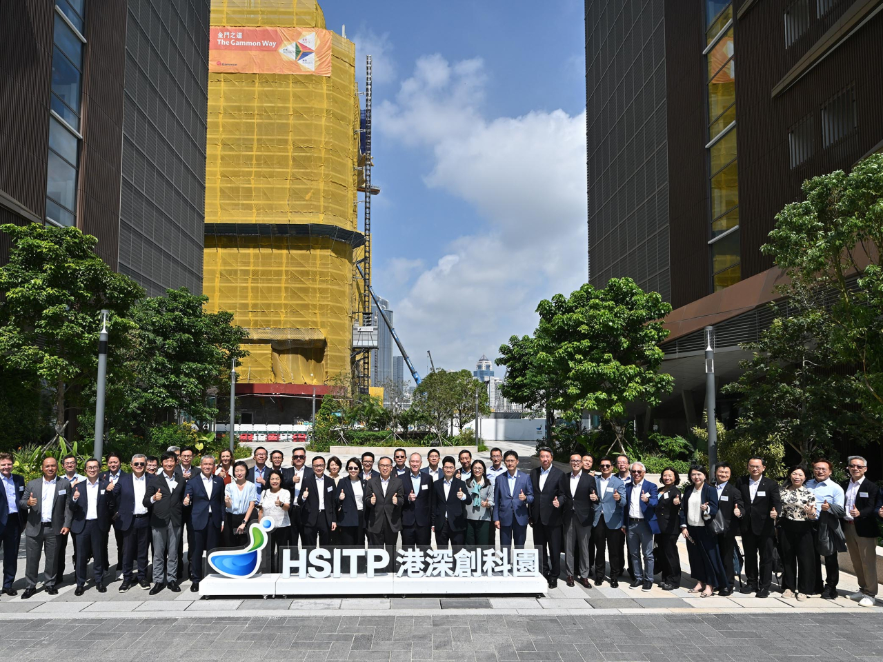 許正宇及本地金融業界代表團成員於港深創新及科技園合照。（政府新聞處）
