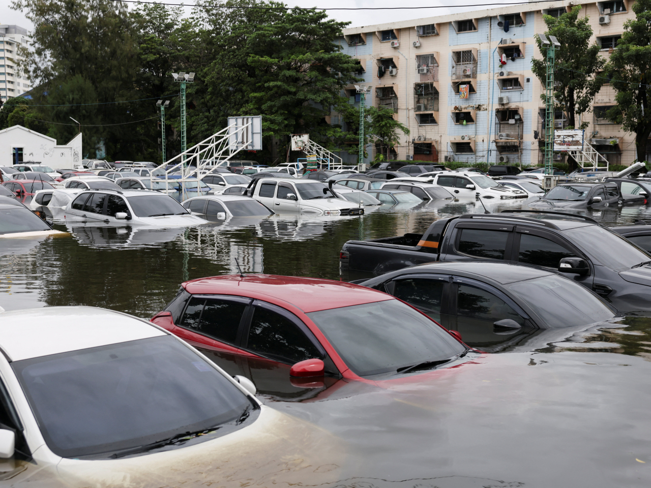 曼谷部分地區災情嚴重，汽車被洪水淹浸。(路透社資料圖片)