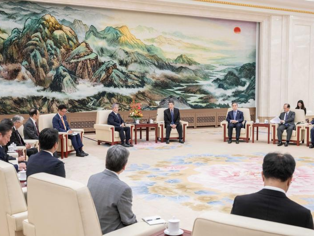 何立峰在北京人民大會堂會見日本國際貿易促進協會訪華團。（新華社）
