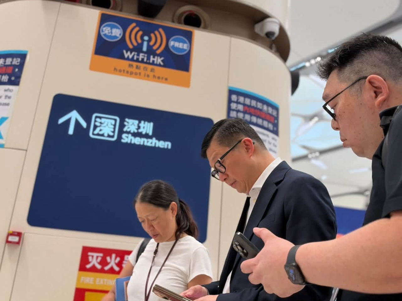 鄧炳強表示，公共運輸交匯處路面已鋪設防滑物料，Wi-Fi流量大幅提升，其他執漏工程亦接近完成。（鄧炳強社交專頁）