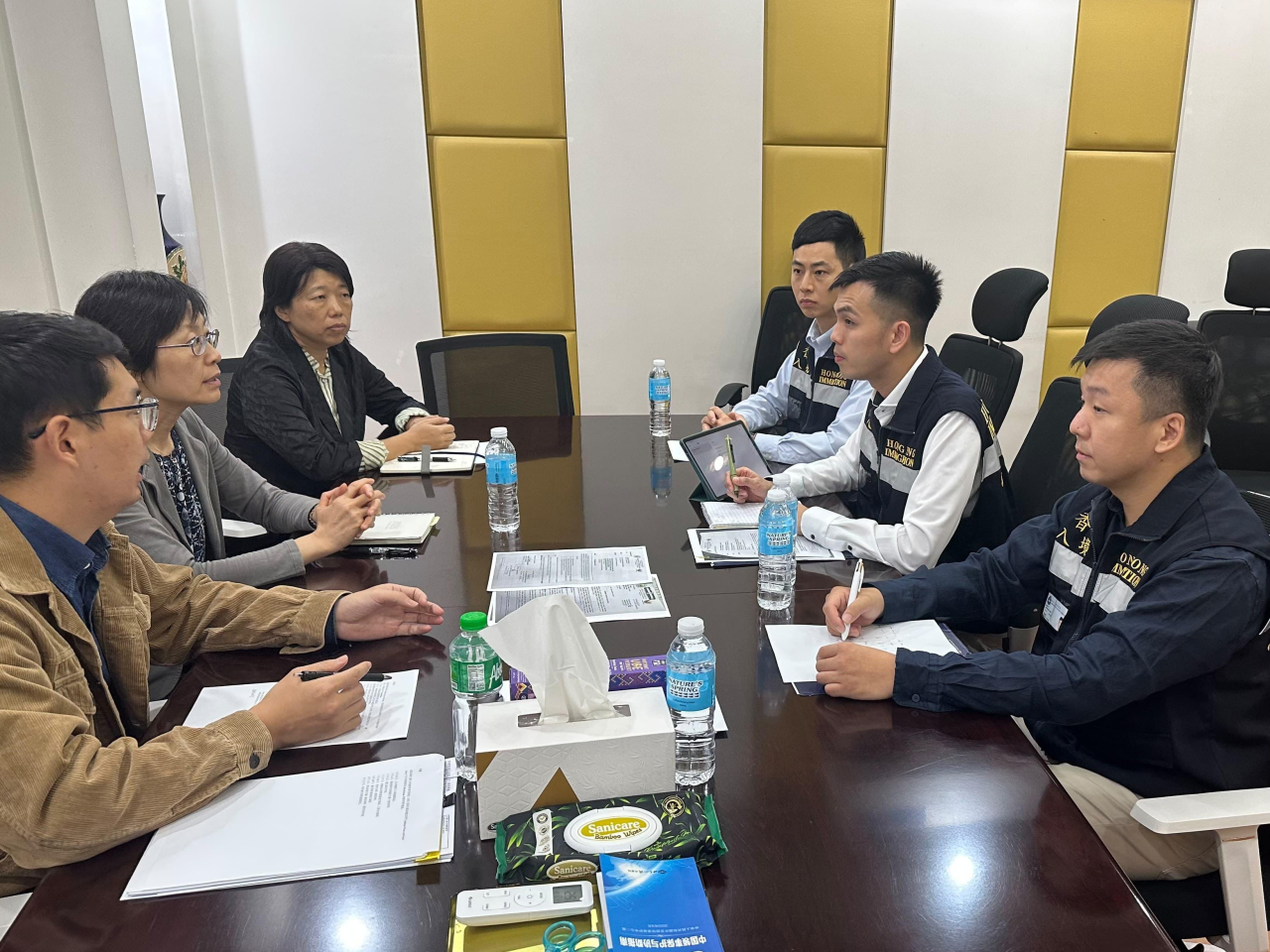 入境處協助在外香港居民小組成員與駐菲大使館職員在當地舉行工作會議，了解個案最新情況。（政府新聞處）