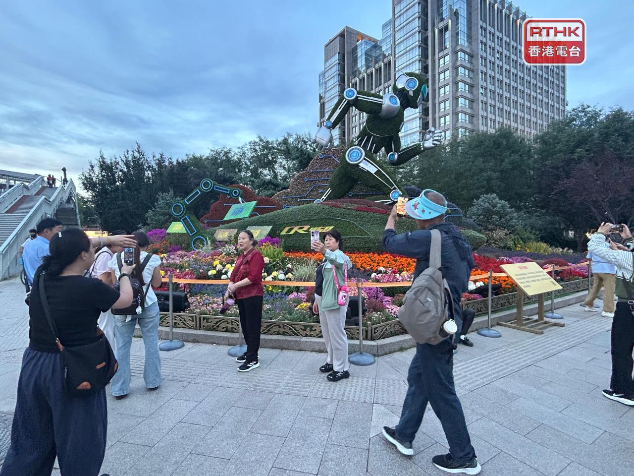 有北京市民形容，國慶花壇代表國家最新發展。（鄧穎琳攝）