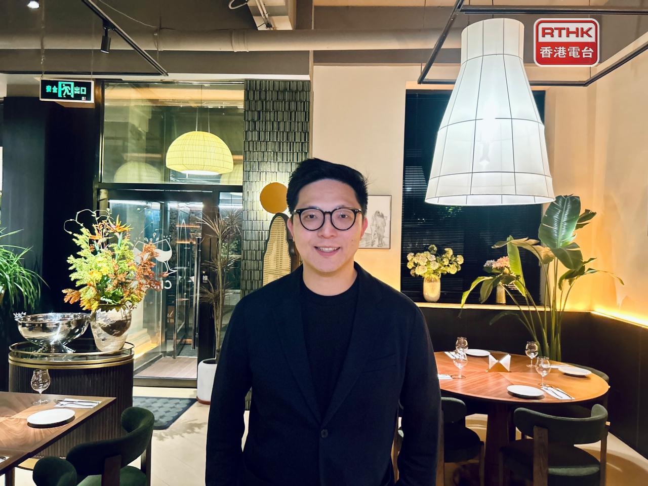 北京高富詩酒店總經理鄭斯方說，今年國慶假期房間預訂率接近9成。（鄧穎琳攝）