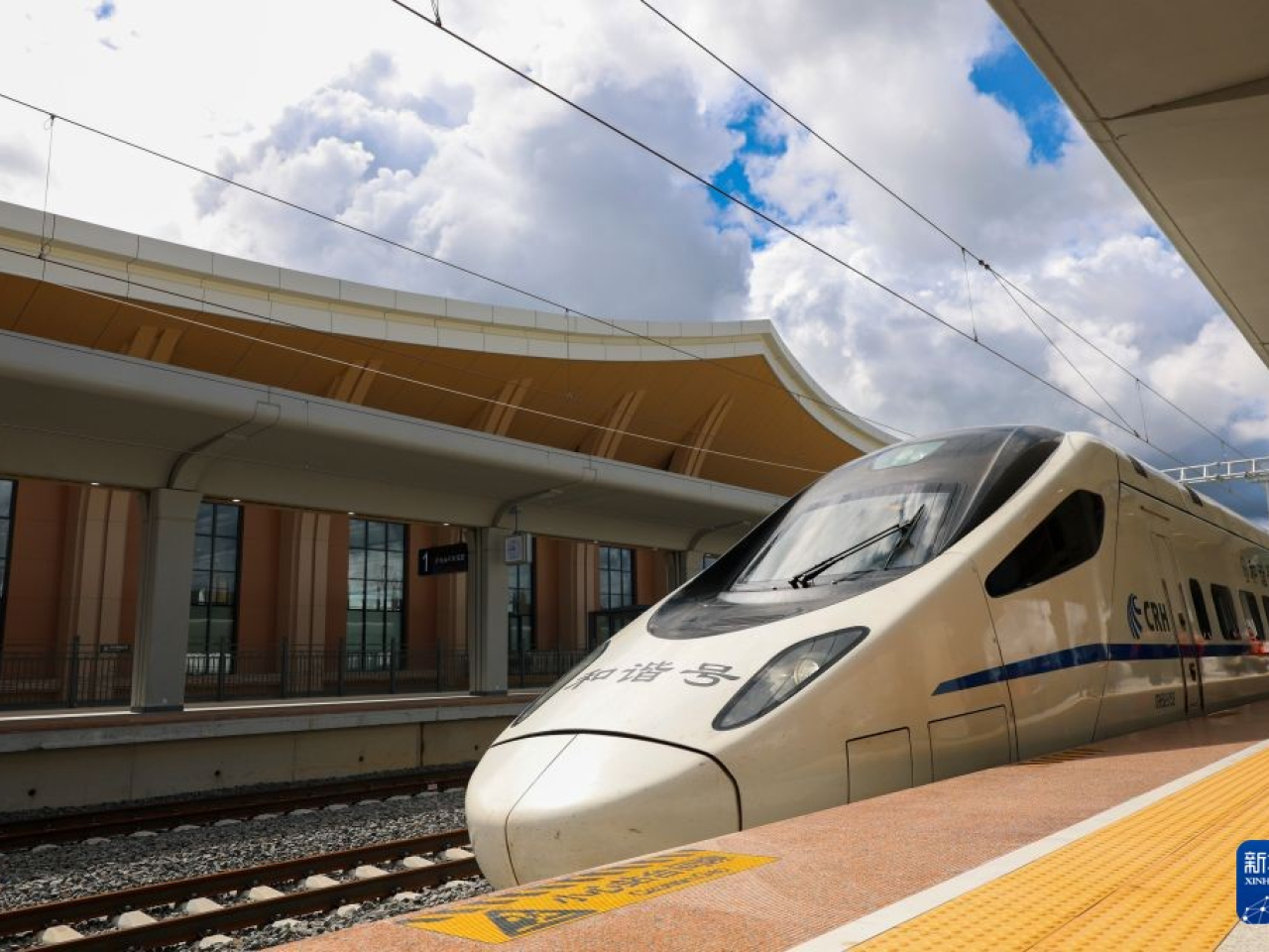 運行試驗的動車組列車抵達伊春西站。（新華社）