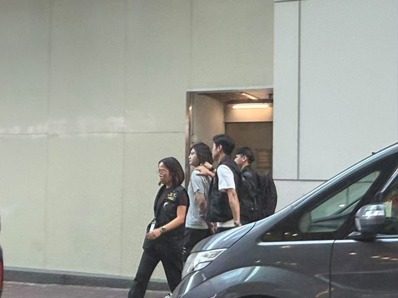 警方國安處今早拘捕兩人，據悉被捕者包括網媒「爆炸頭」的成員。（警方提供）
