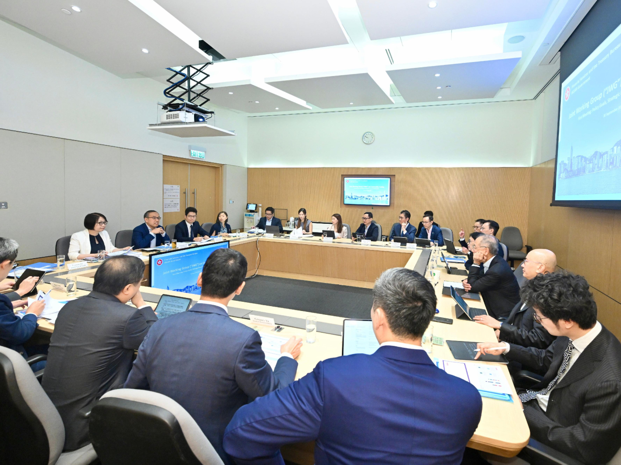 大宗商品交易聯合工作組召開首次會議，探討市場趨勢和香港發展潛力等範疇。（政府新聞處）