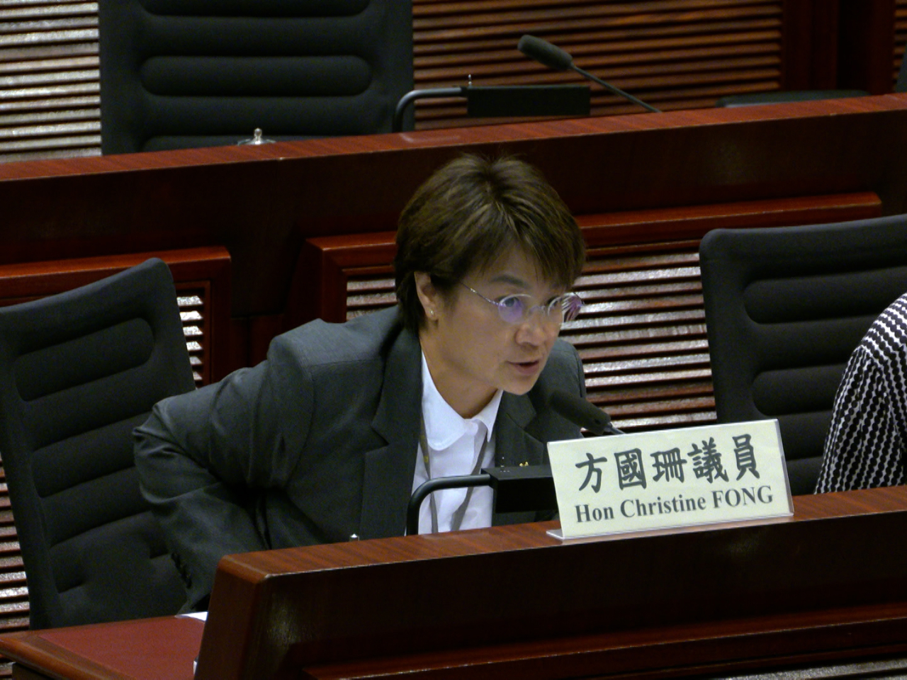 方國珊關注，九龍灣段通車後多大程度改善觀塘繞道一帶的塞車情況，以及當局會否優化途經將藍隧道的巴士路線。