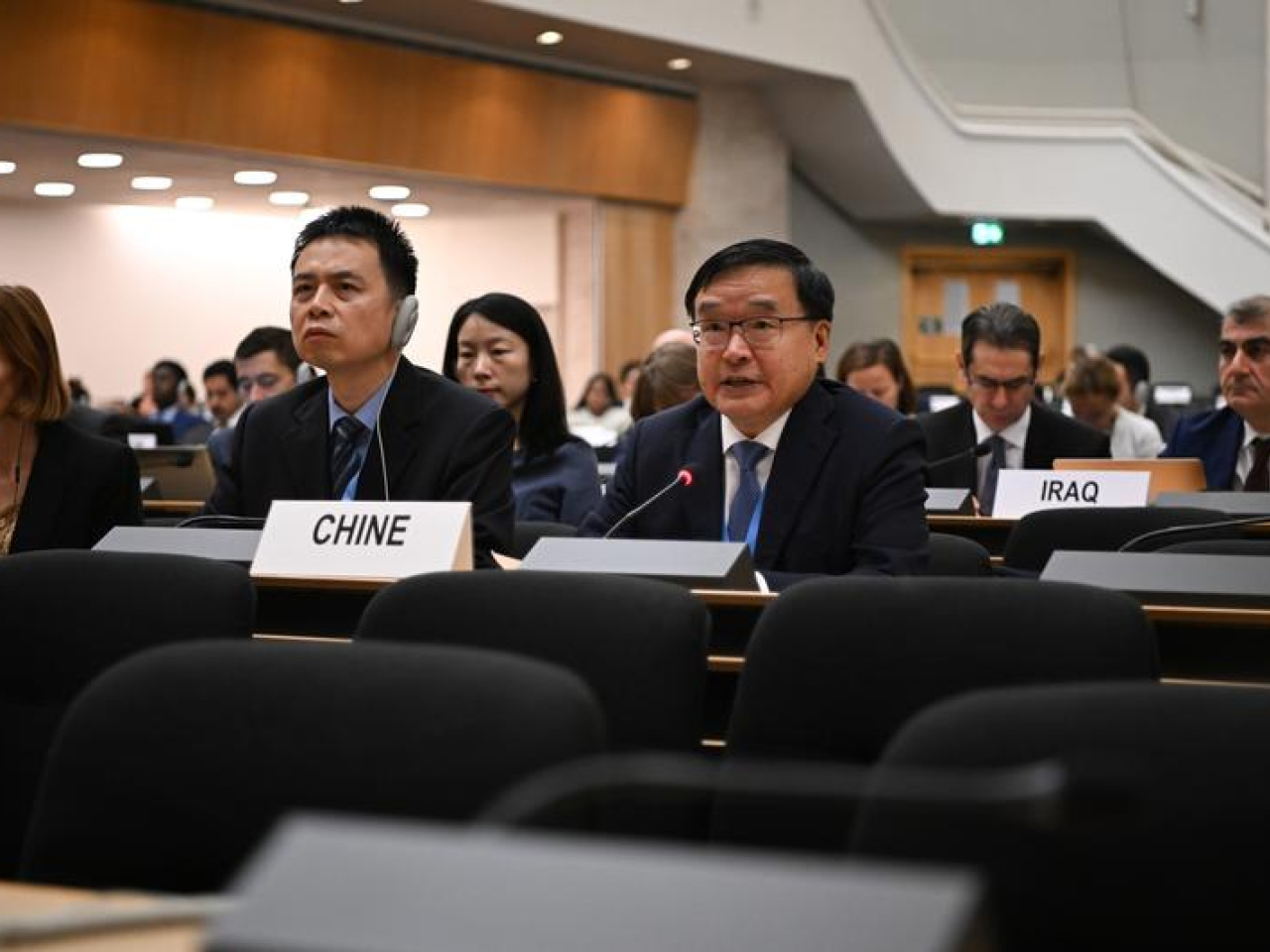 賈桂德在聯合國人權理事會會議，代表71國作校正國際人權治理共同發言。（新華社）