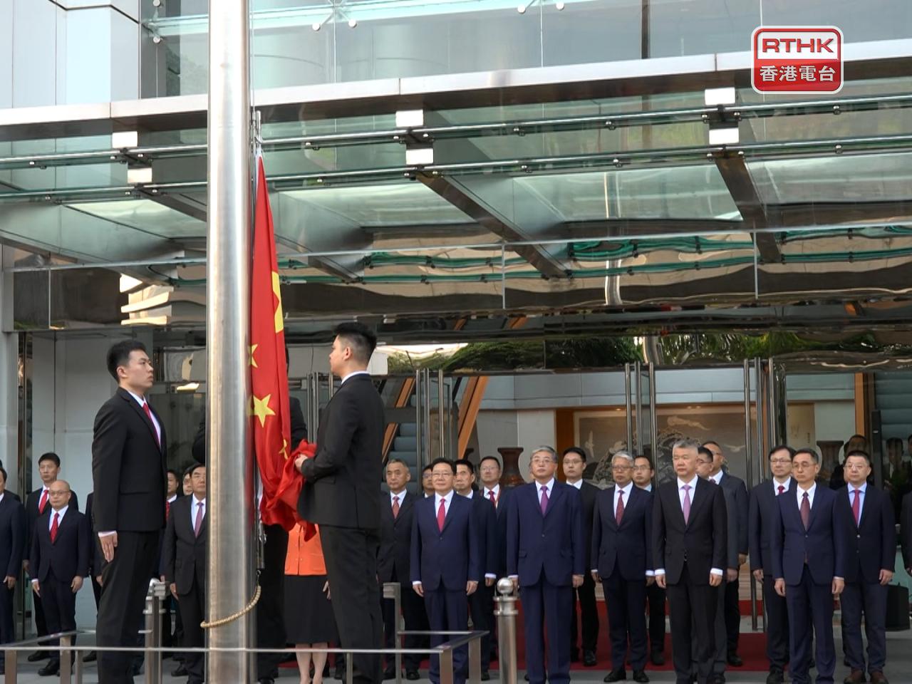 周霽率領一眾副主任及幹部員工代表出席升國旗儀式。（游樹榮攝）
