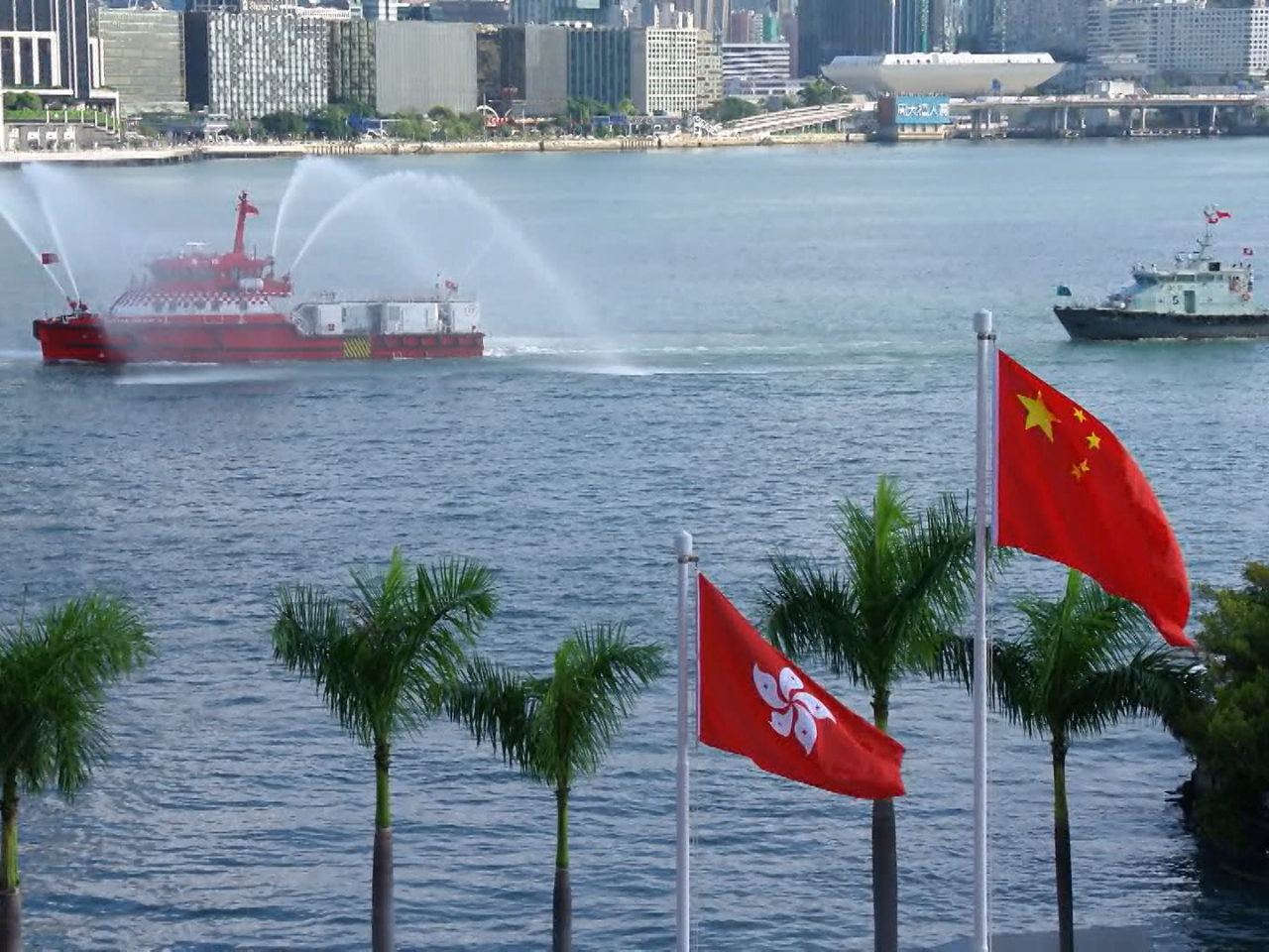 升起國旗及區旗後，特區政府紀律部隊的直升機飛越上空，消防船在海上噴水敬禮。