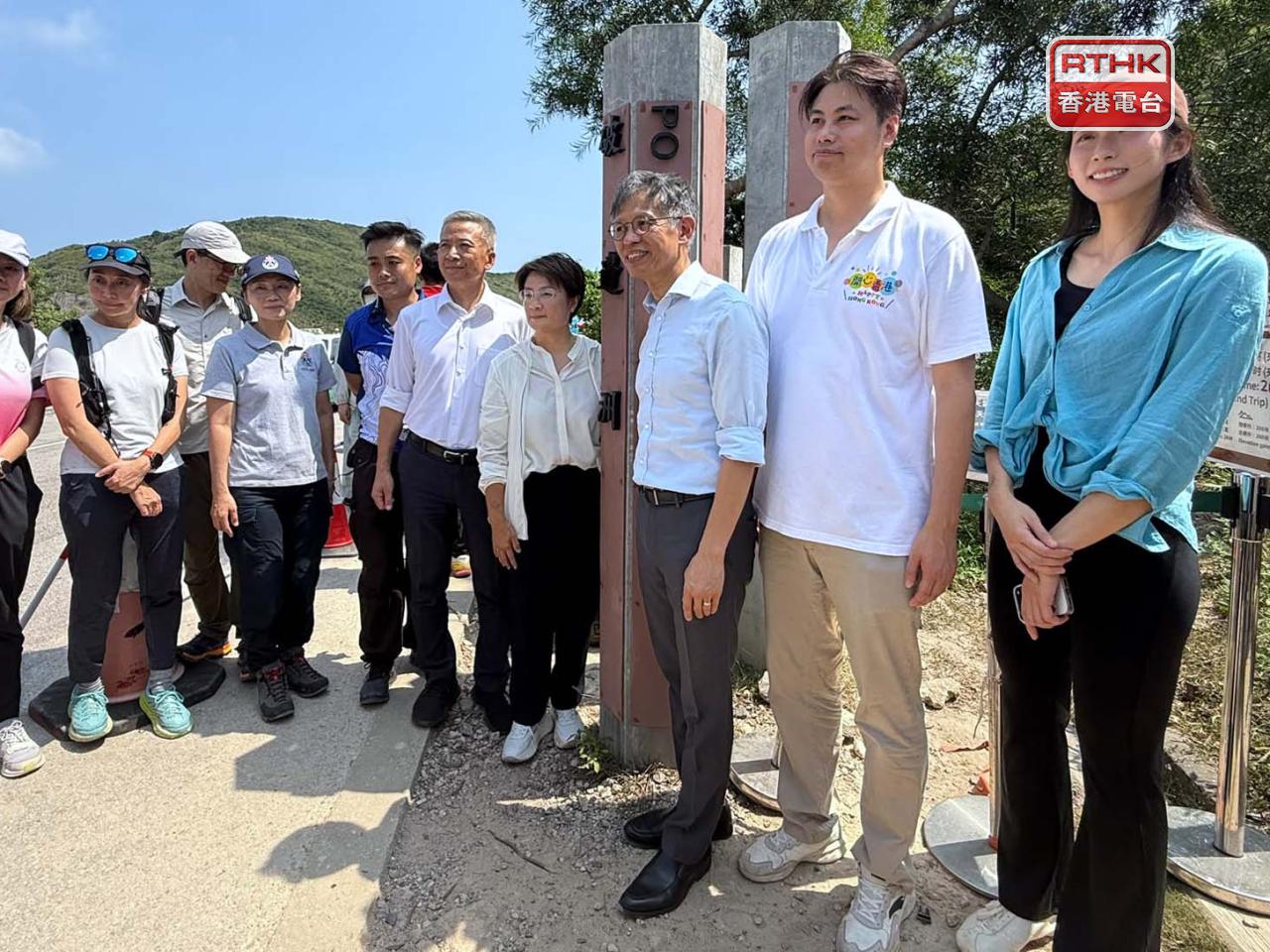 漁護署署長黎堅明（右三）聯同數名立法會議員，到破邊洲段視察預約制運作情況。（任浩鋒攝）
