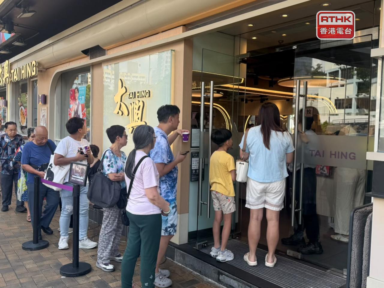 飲食集團在美孚的一間分店，午市時段持續有人排隊等候堂食。（盧紫菁攝）