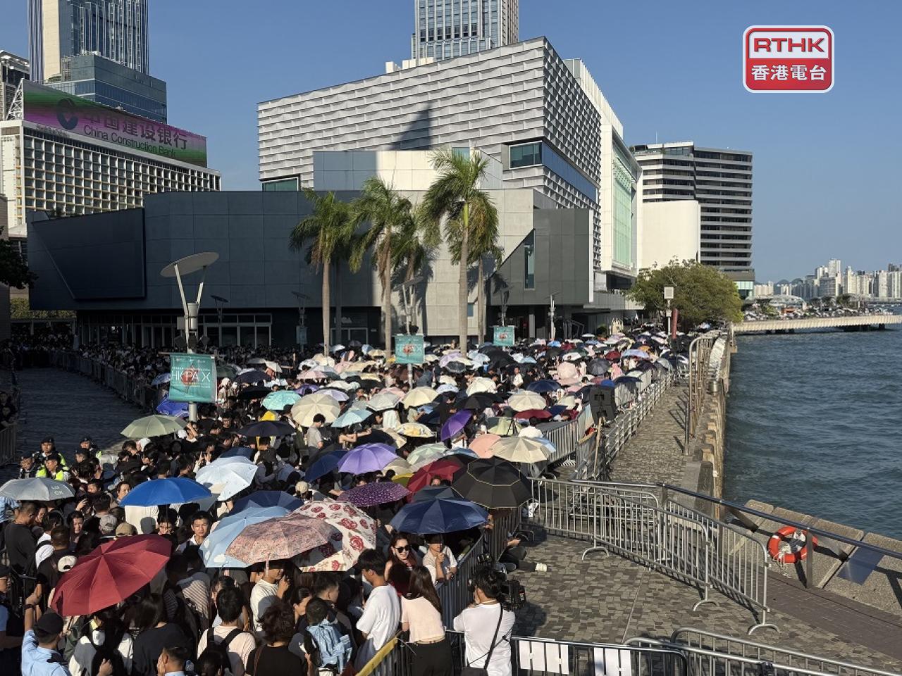下午已有不少市民和旅客在尖沙咀海傍等候。（陳曉筠攝）