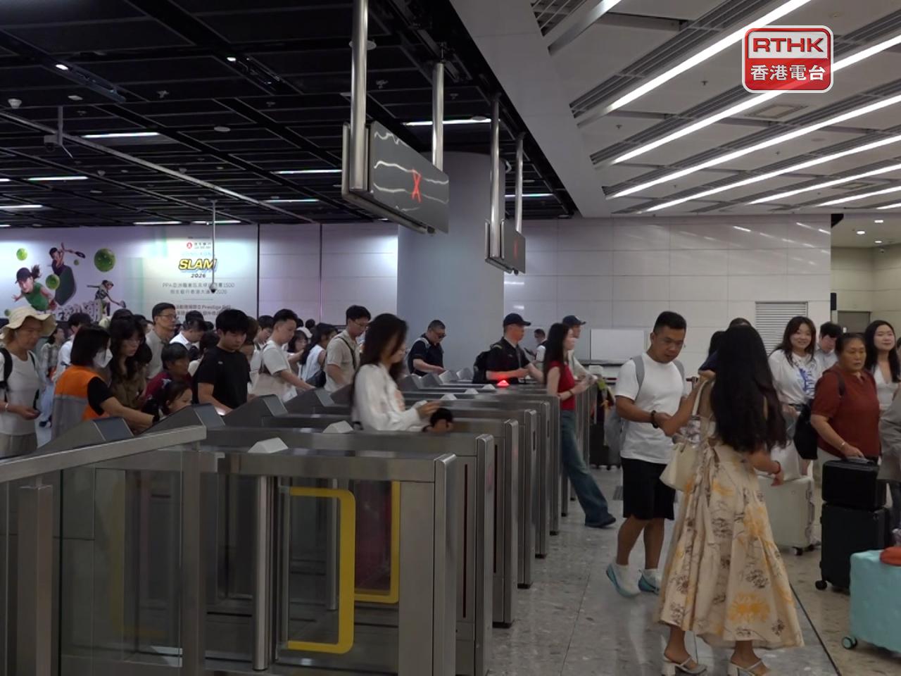 內地國慶黃金周假期首日，高鐵西九龍站早上出現抵港人潮。（陳菀禧攝）
