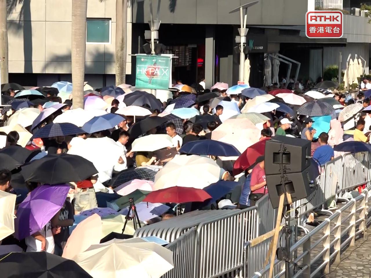 大批市民和旅客已在尖沙咀海傍等候。（施華駿攝）