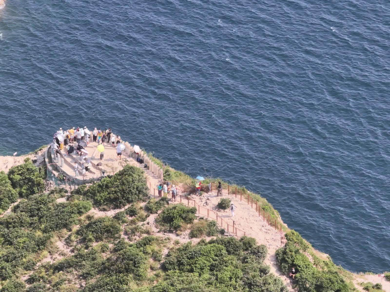 破邊洲段山徑及觀景台遊人遊覽情況。（漁護署社交網站圖片）