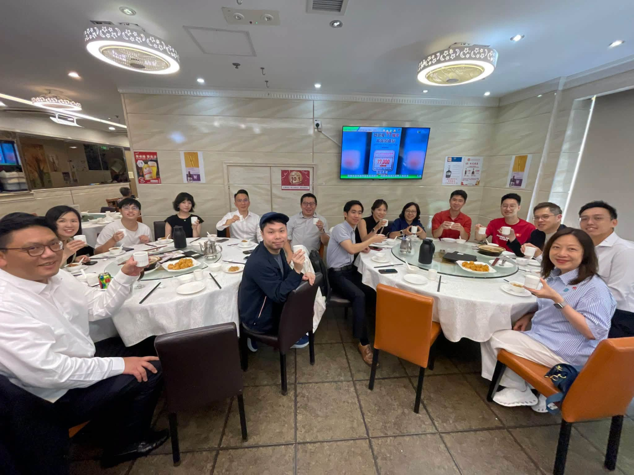 麥美娟指，席間青年代表們一邊品嘗茶點，一邊分享今次APEC會議的見聞與感受。（麥美娟社交專頁圖片）