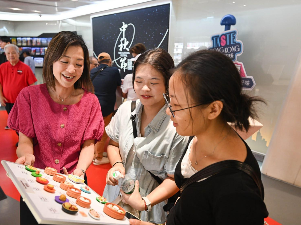 陳慧欣（左一）到香港旅遊發展局九龍旅客諮詢中心，了解旅客服務設施的運作。（政府新聞處）