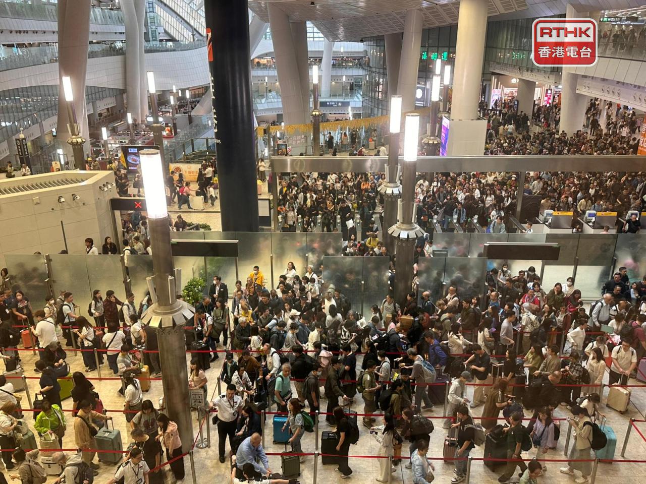 入境處表示，截至晚上9時，有超過89萬人次進出香港。（港台圖片）