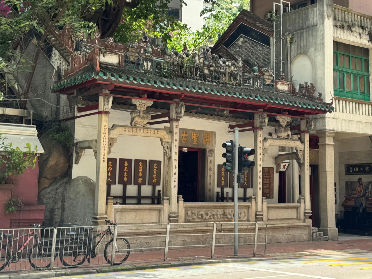 當局表示，古廟體現傳統嶺南民間建築風格，並與毗鄰的天然岩石巧妙相融，具有極高的建築價值。（政府新聞處）