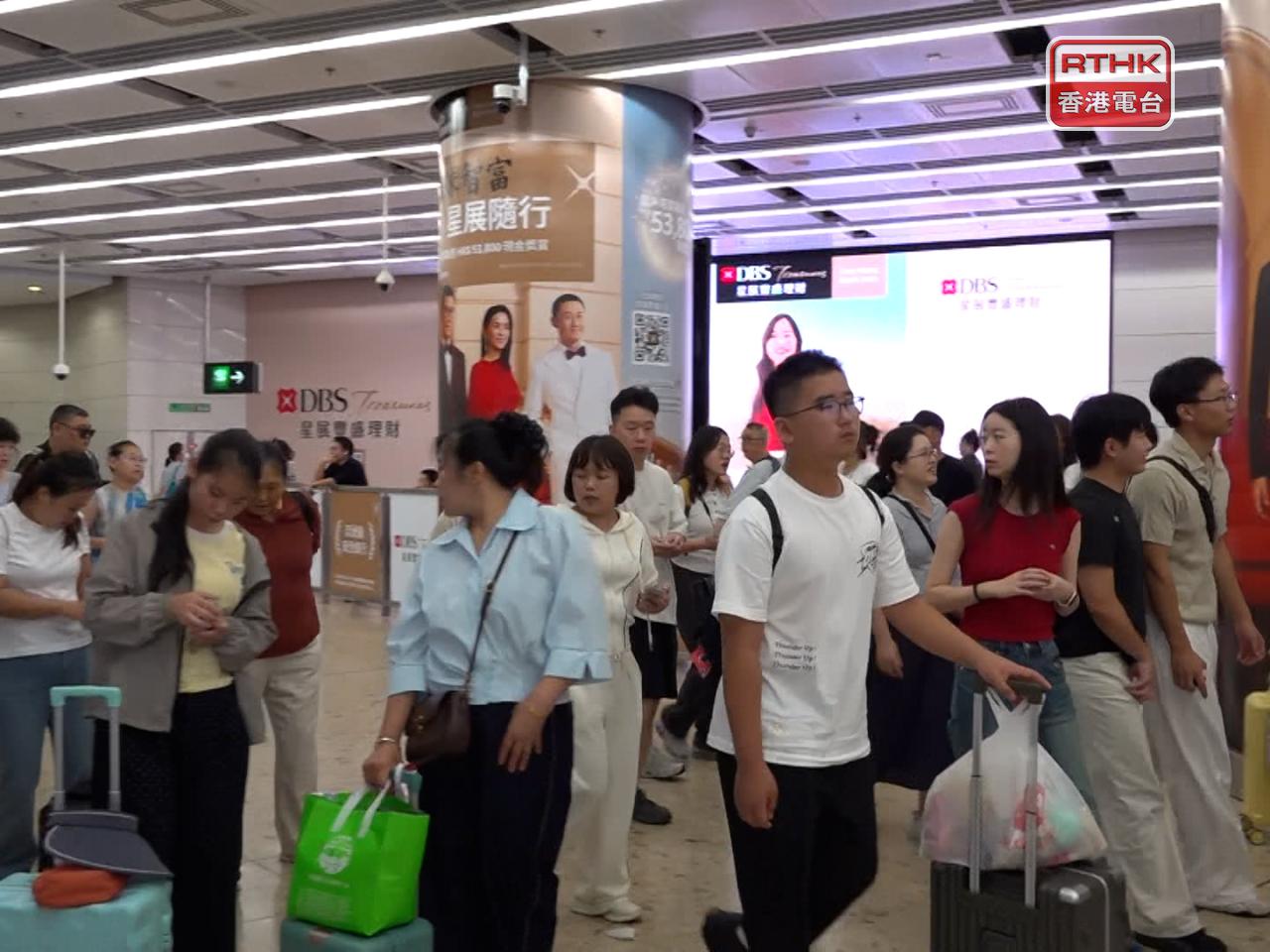 昨日內地國慶黃金周首日，本港共有108萬人次進出境。（港台圖片）