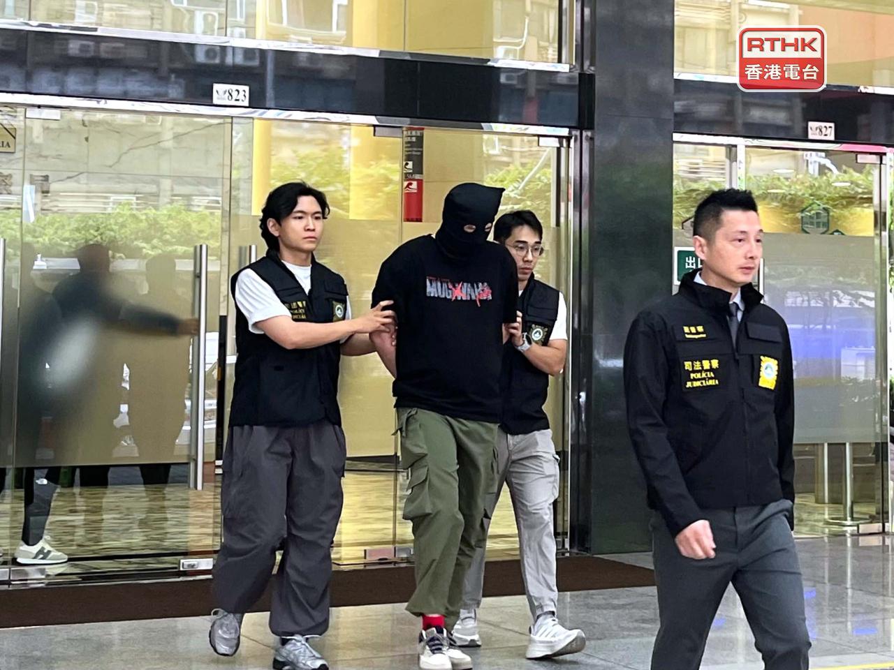 澳門司警上午將一名涉嫌偷拍未成年男院友的舍監押往檢察院。（駐澳門記者鄭月明攝）