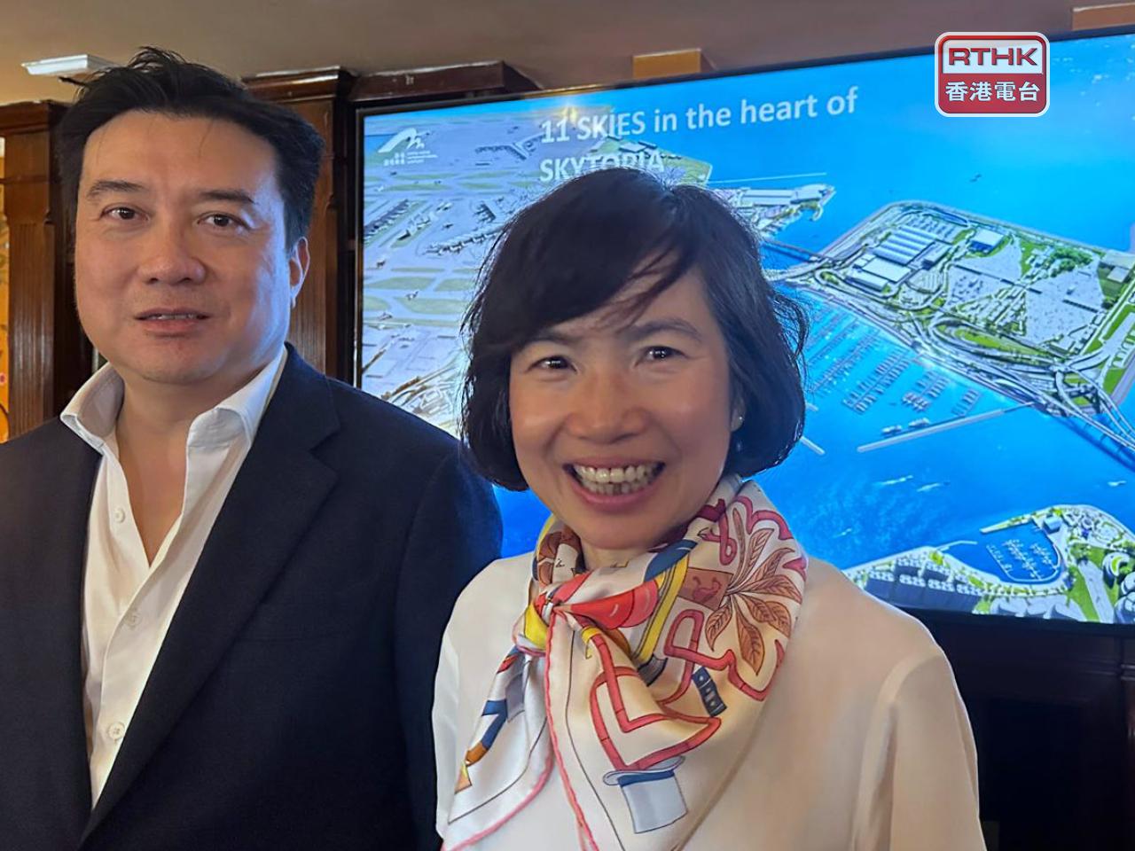 機管局財務執行總監李沛鏗（左）以及商務執行總監陳正思（右）向傳媒介紹11SKIES的重新規劃安排。（羅詠暉攝）