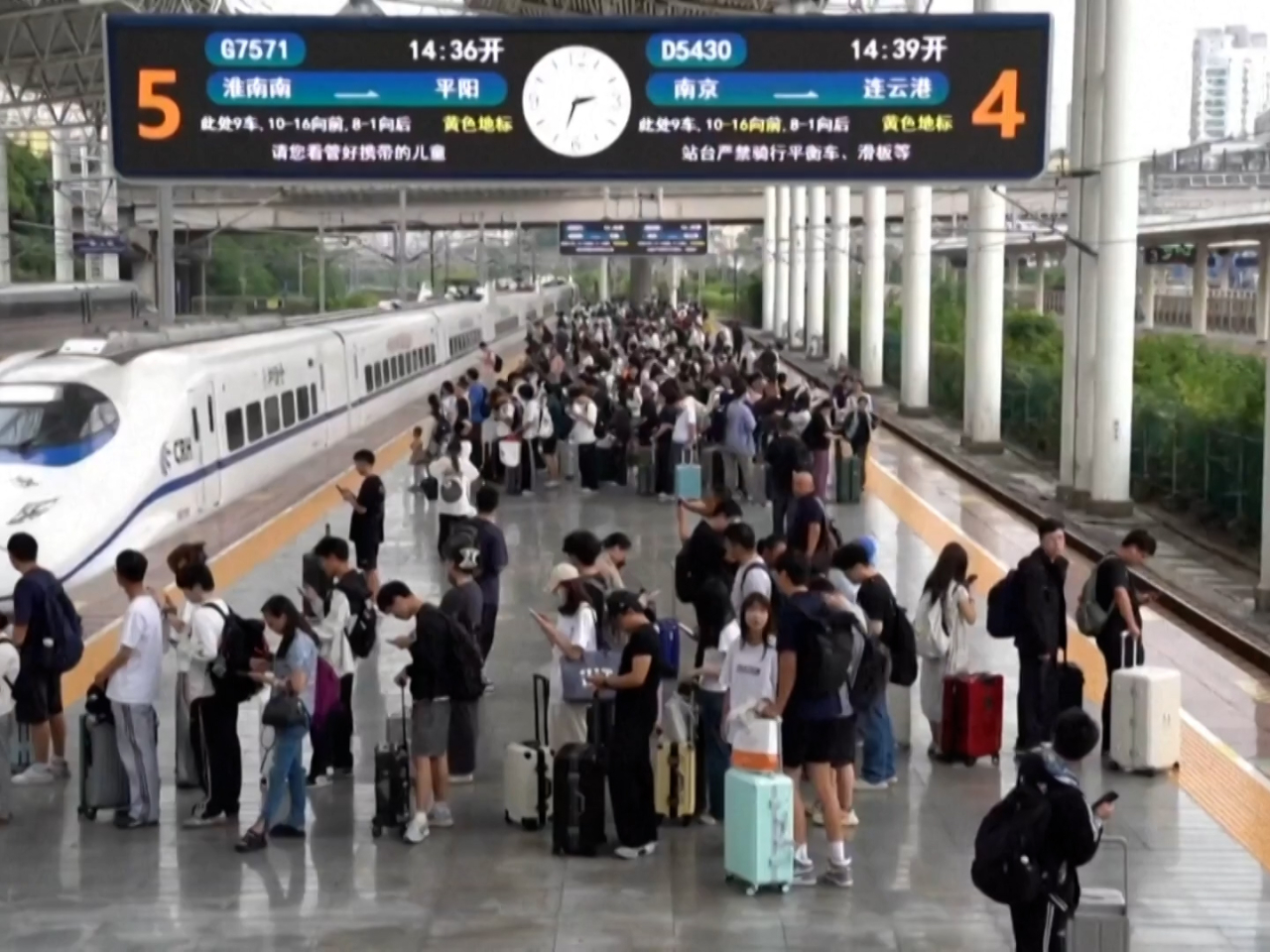 Railway authorities across the country have strengthened transport organisation and implemented measures to ensure safe, convenient and comfortable travel. Screengrab: CCTV