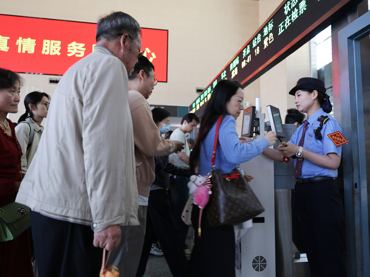 當局預計今天全社會跨區域人員流動量仍然會超過3億人次，同比增長2.1%。（新華社）