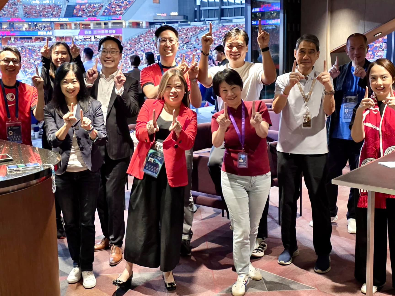 港隊亞運金牌增至11面，文化體育及旅遊局局長羅淑佩隨即更新社交平台，展示11手勢。（羅淑佩社交平台）