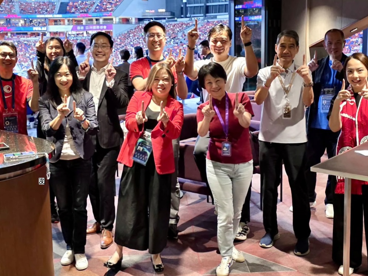 羅淑佩表示，港隊在今屆亞運表現極其出色，取得的金牌增至11面。她晚上在啟德體育園與在場人士展示11手勢 。（羅淑佩社交平台）