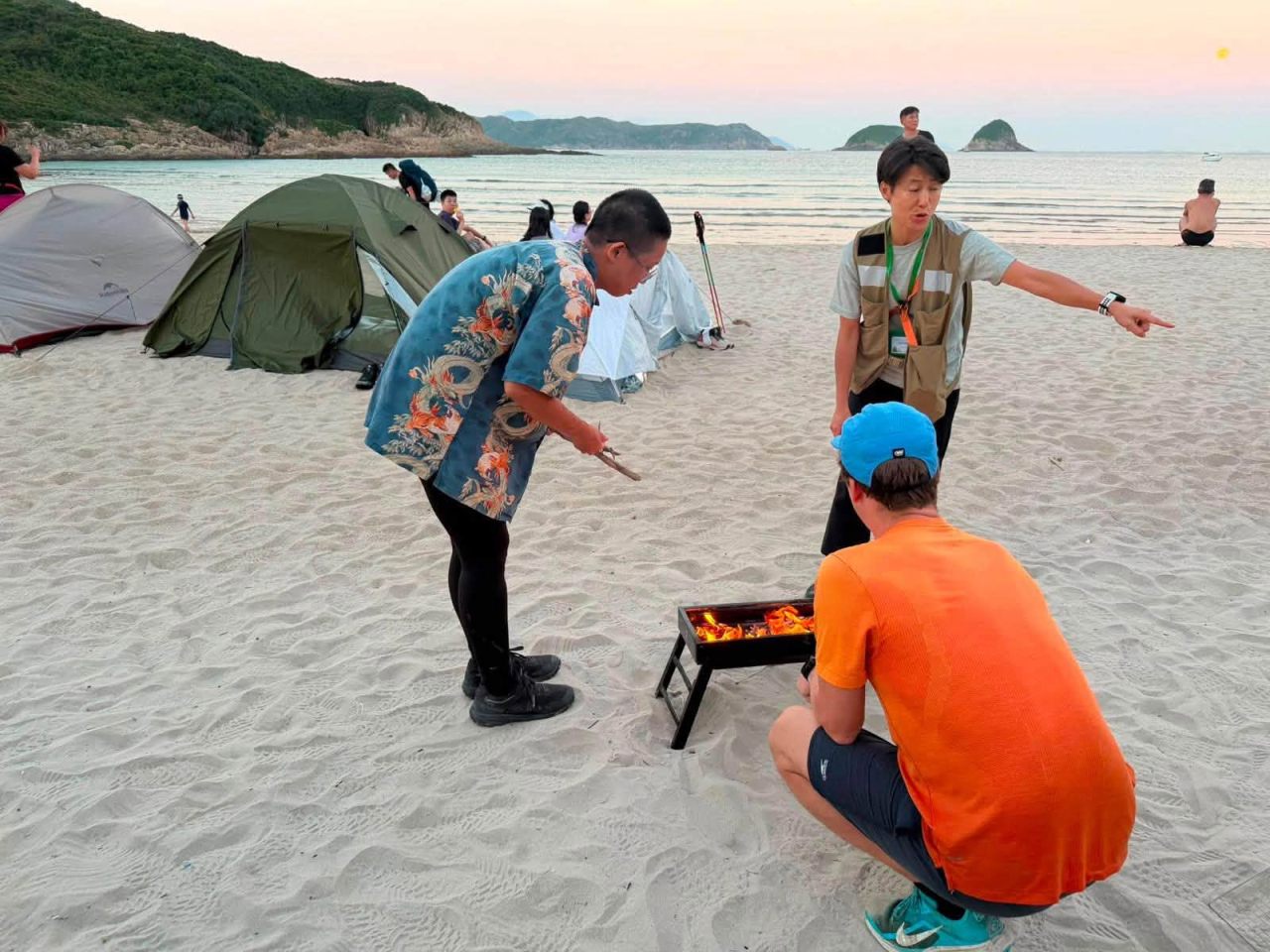 工作人員提醒營友生火時要遠離帳篷。(漁護署社交平台)