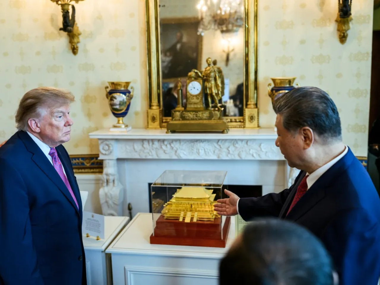 習近平向特朗普送贈金色的北京故宮太和殿模型。（白宮網站圖片）