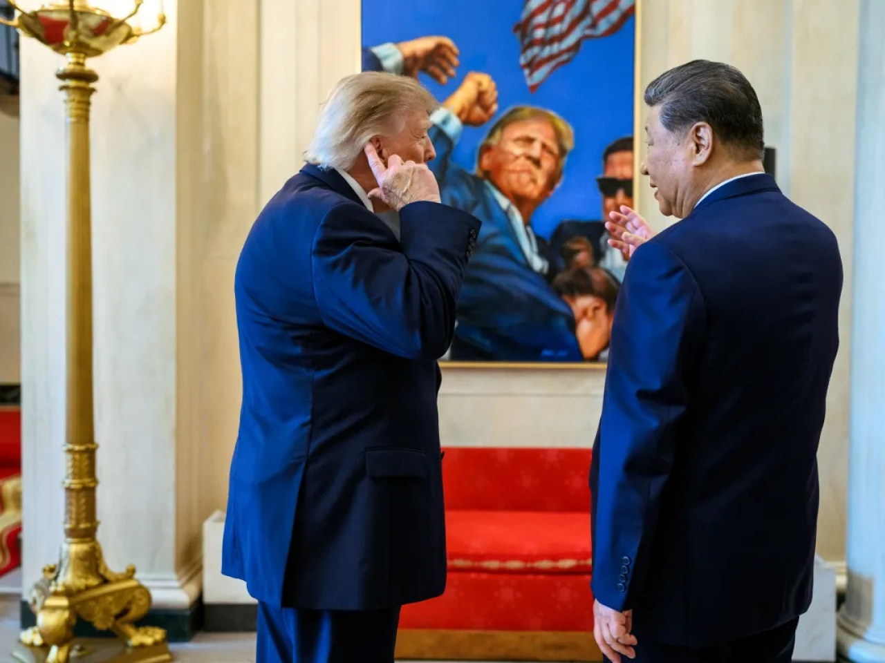 特朗普以右手指向被子彈擦過受傷流血的右耳位置。（白宮網站圖片）