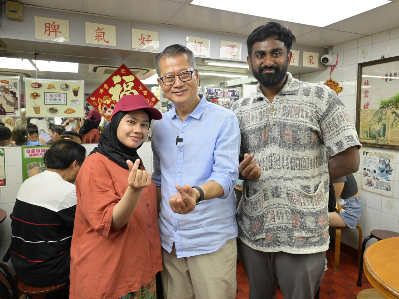 十一國慶當天，陳茂波到中區一間茶餐廳，與不少訪港旅客及市民交流。（陳茂波網誌圖片）