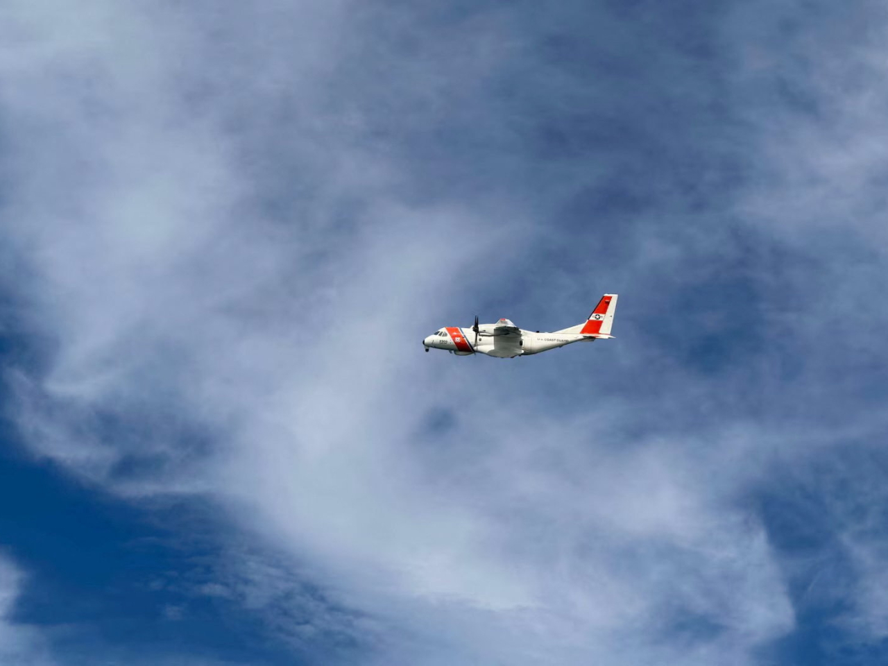 海岸警衛隊出動飛機搜索。（路透社）