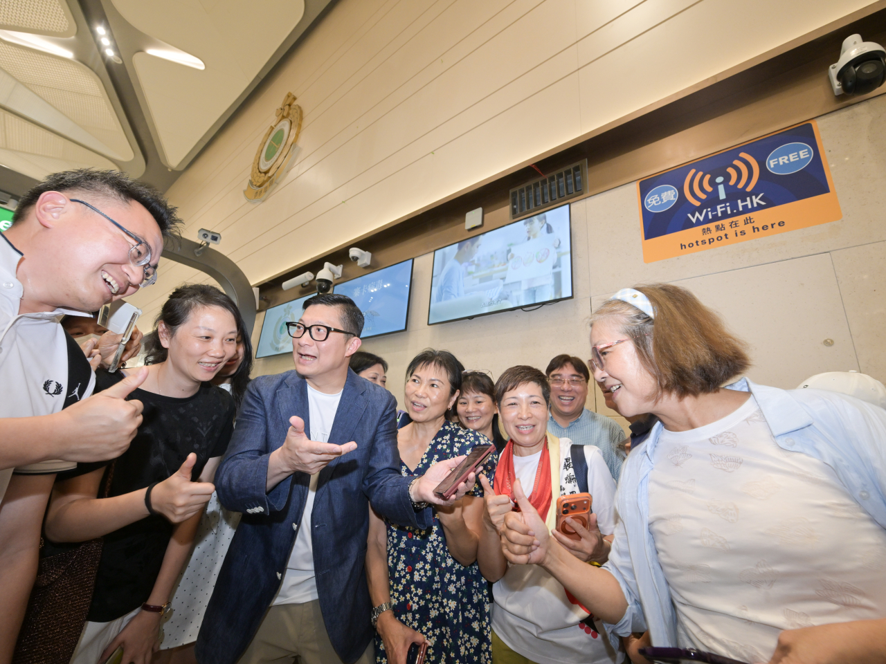 保安局局長鄧炳強（左三）到場視察，並與市民互動交流。（政府新聞處）