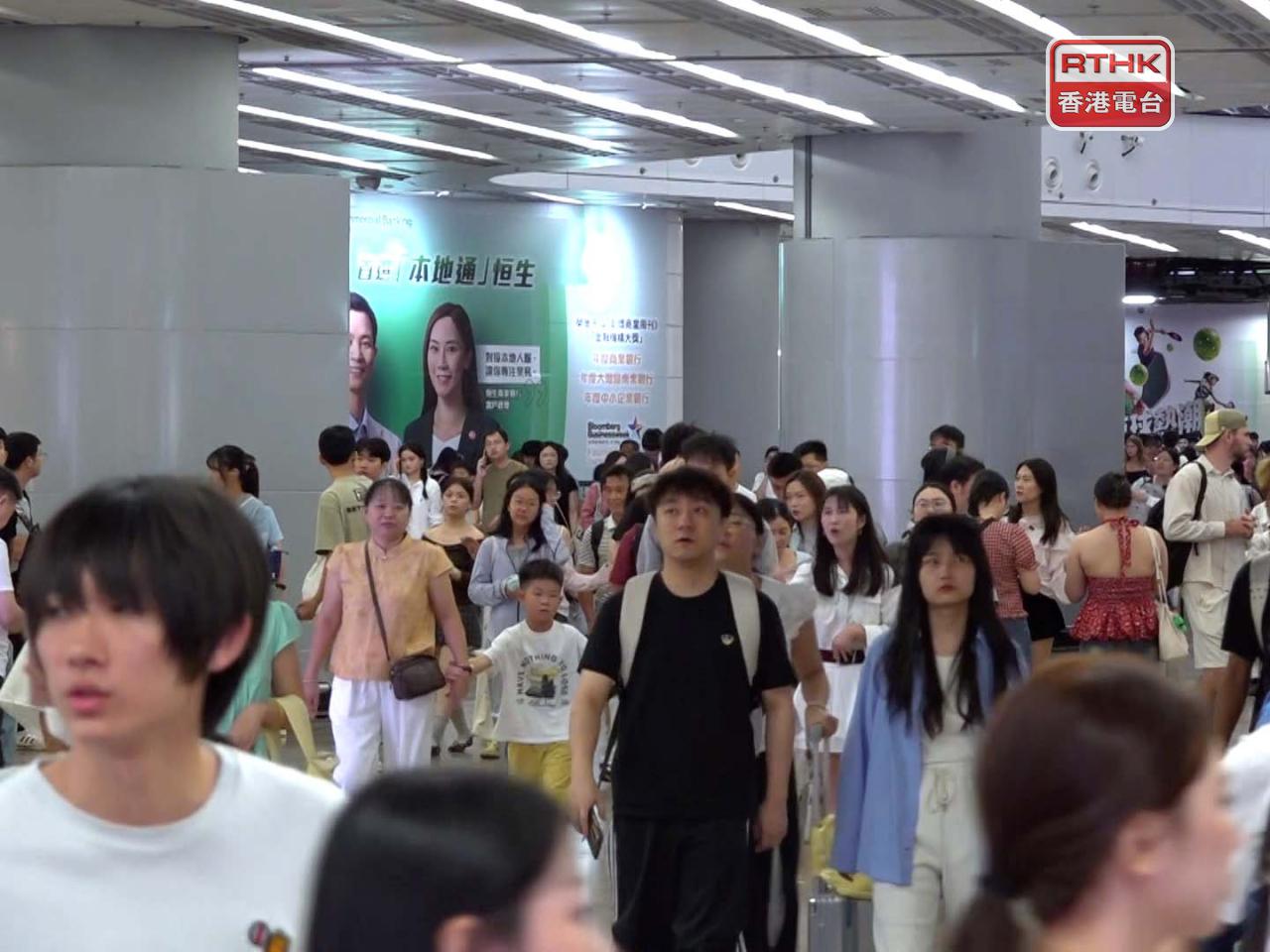 入境處表示，截至晚上9時，本港共錄得超過102萬人次出入境。（港台圖片）