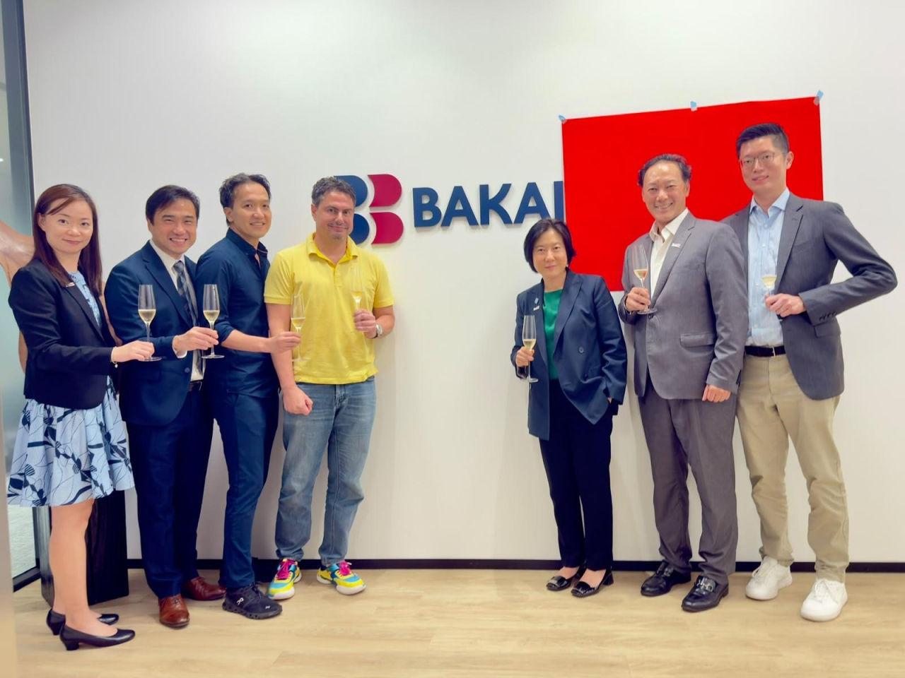 投資推廣署署長劉凱旋（右三）與巴凱銀行香港分行行政總裁馬禮濤（左四）等，於該行位於鰂魚涌的全新辦公室舉杯誌慶。（政府新聞處）