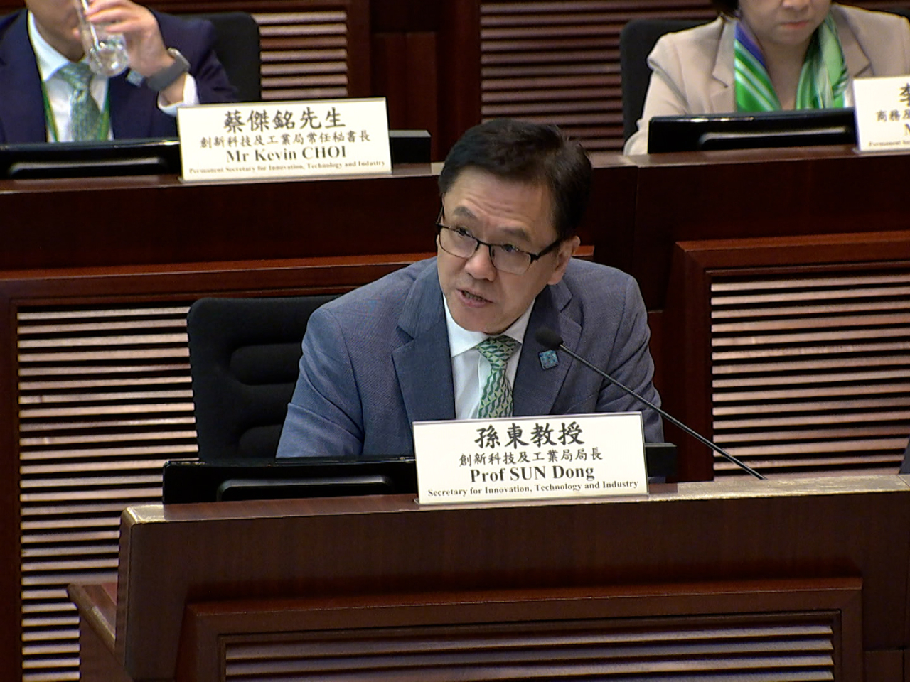 孫東表示，全民AI普惠計劃已展開，目標在2028年第一季或之前，推出超過200個課程和相關活動。