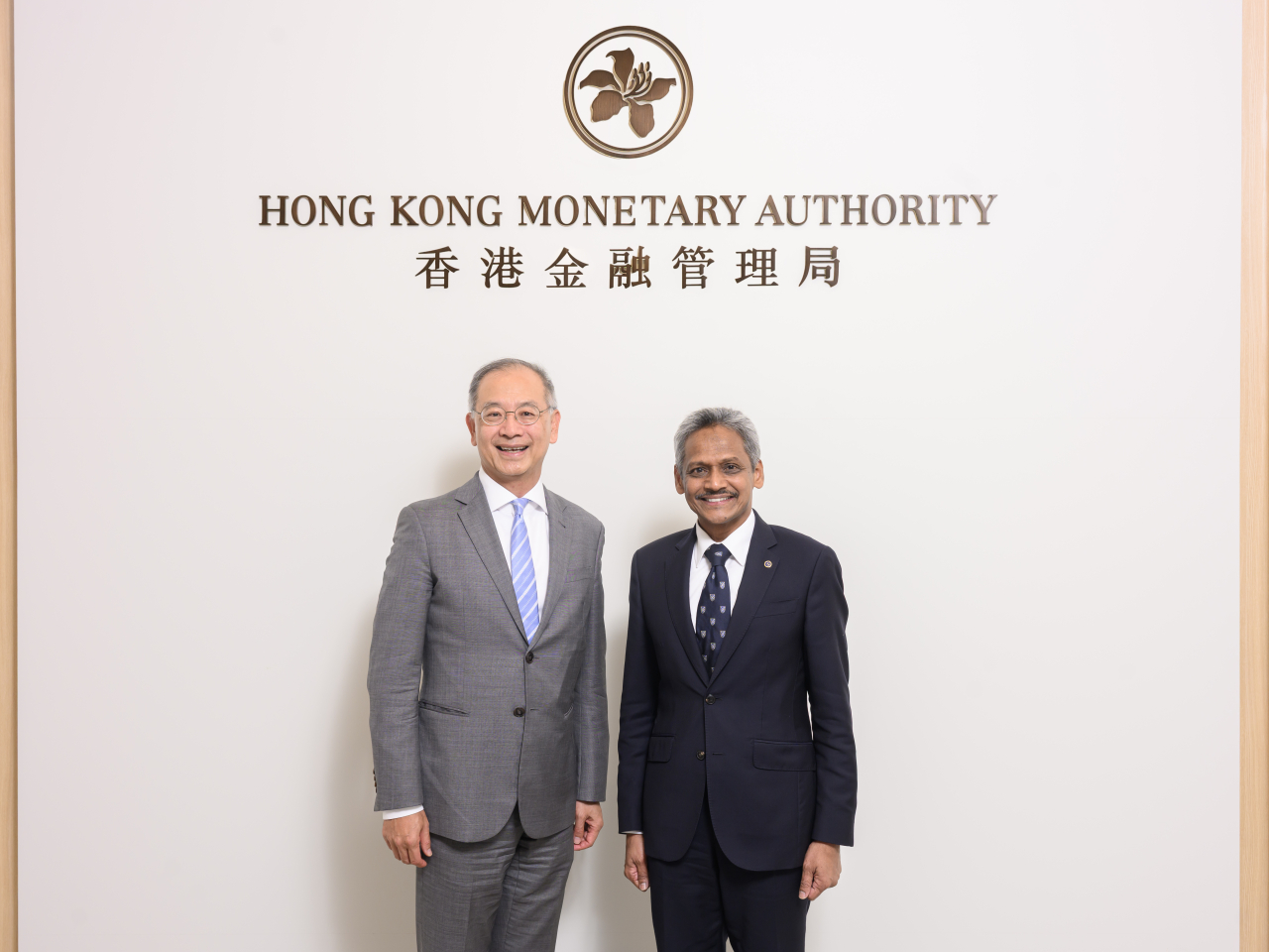 金管局總裁余偉文（左）與馬來西亞央行行長Abdul Rasheed Ghaffour（右）主持雙邊會議。（金管局圖片）