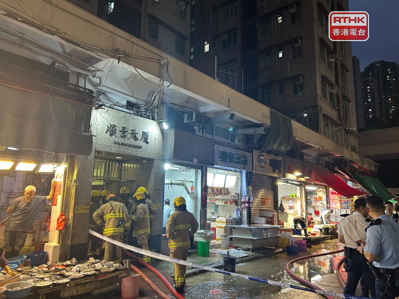 旺角奶路臣街一幢大廈的天台起火。（林漢山攝）